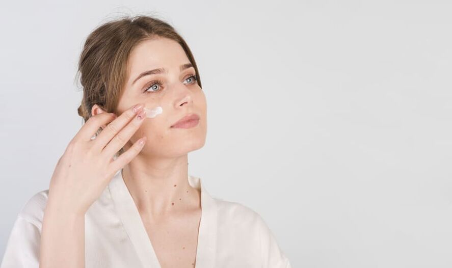 procedimiento para aplicar crema en la piel de la cara